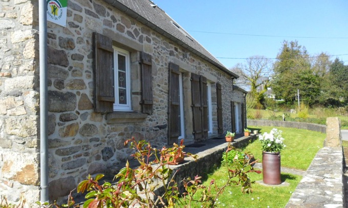 Grosville Cottage | Charming Pet-Friendly Cottage with Garden, BBQ, Wi-Fi, Near Coast