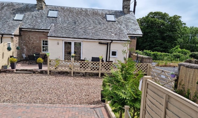 Horncliffe House | Charming pet friendly cottage near the pretty village of Norham Northumberland.