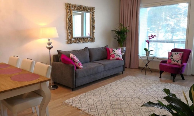 Tikkurila Apartment | Charming Pine View Apartment