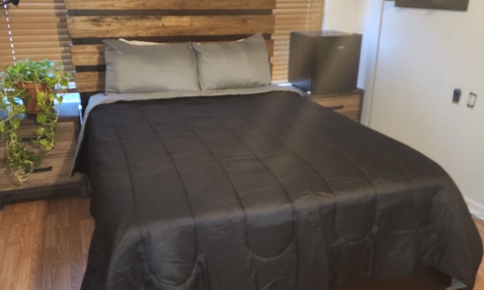 Dallas Bed & Breakfast | Charming Private 1-Bedroom in Main House with WiFi and AC in serene Dallas, Tx