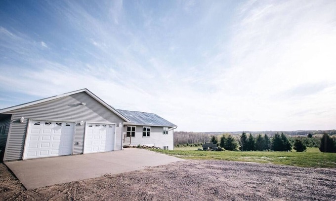 Sand Creek House | Charming & Private 2 BR Country Getaway