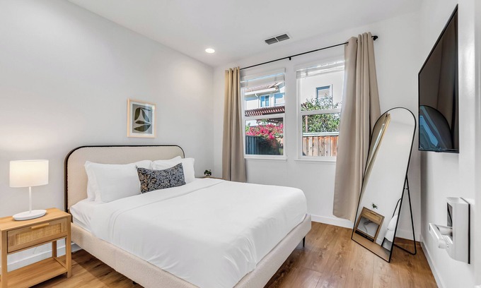 North San Jose House | Charming Private bedroom with Private Bath near Tech Hub & Hospitals in San Jose