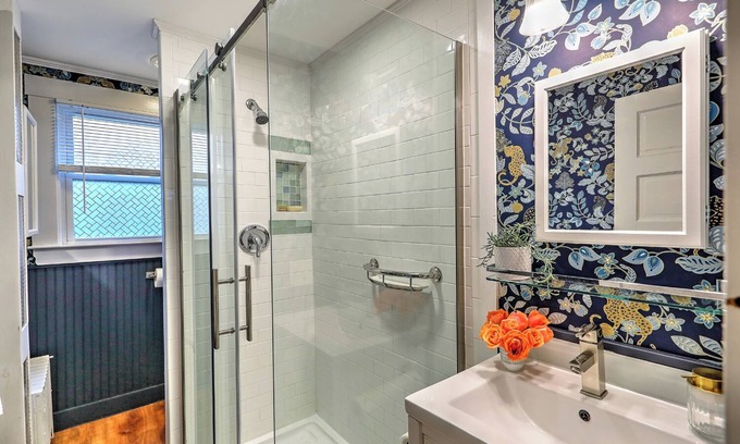 Top of the Hill Apartment | Charming private oasis downtown Newport