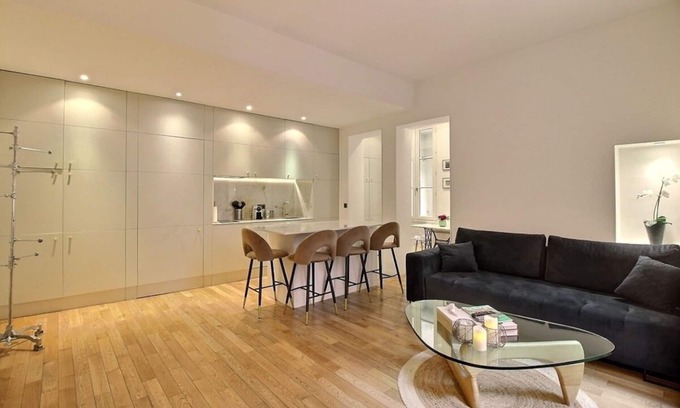 Les Halles Apartment | Charming & Quiet - 2 Bedroom, 1 Bath Apartment - Louvre & Rivoli