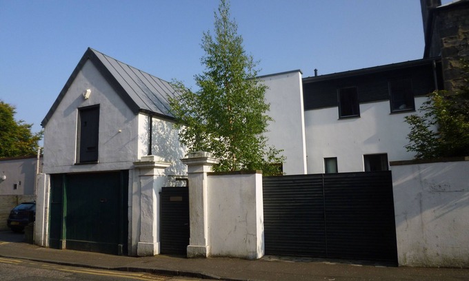Newington Apartment | Charming Renovated 19th-century Coach House