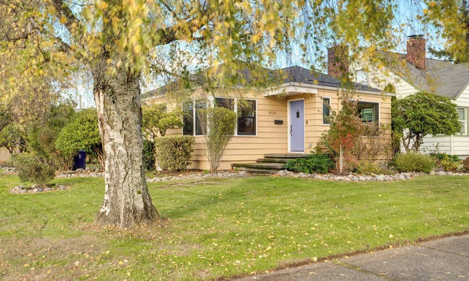 North End Cottage | Charming Renovated Cottage - Walk to UPS & Proctor
