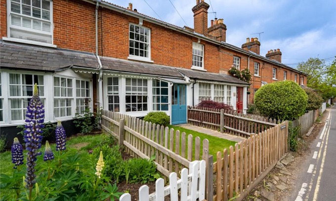 Hartley Wintney House | Charming renovated cottage in Hartley Wintney