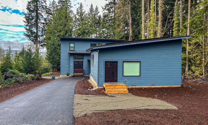 Rollingbay House | Charming Retreat for Two w/Great Views, Near Golf & Beach, Wifi, Close to Town