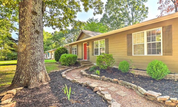 Dogwood Park House | Charming Retreat Less Than 2 Mi to Cranfield Marina!