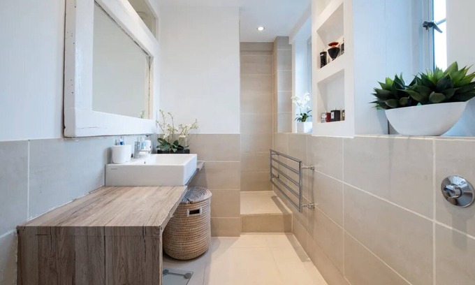 Camberwell Green Apartment | Charming retreat near top attractions. Family-friendly, spacious, and modern.