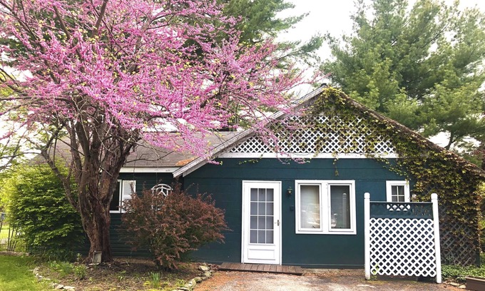 Rhinebeck Village Business District Cottage | Charming Rhinebeck Cottage, 5 min. from town, King Bed!