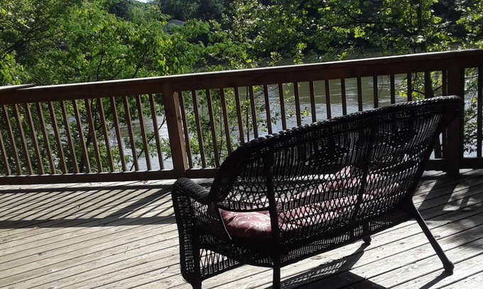 Pennington Bend Cottage | CHARMING RIVER COTTAGE NEAR GRAND OLE OPRY & DOWNTOWN