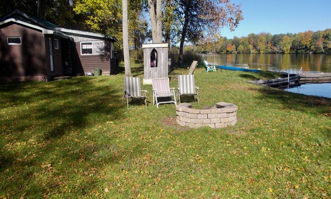 Montague Cottage | Charming Riverside Cottage Retreat in Historic Merrickville, Ontario