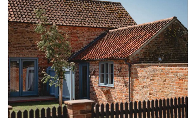 Ashby cum Fenby House | Charming rural one-bedroom barn conversion