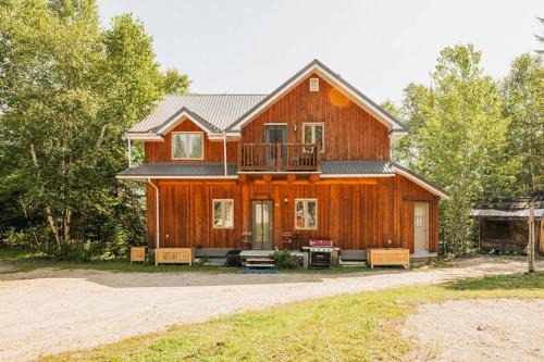 Lac-Saint-Paul Ski Chalet | Charming Rustic Chalet on Lac Marie Louise