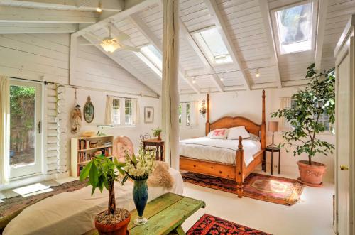 Tesuque House | Charming Santa Fe Studio Cabin with Patio and Yard!