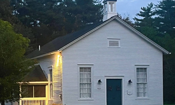 Montague House | Charming Schoolhouse with AC/Heat, WiFi, Smart TV, W/D, Full Kitchen - Sleeps 4