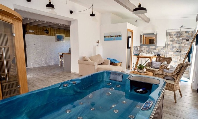 Gravelines Cottage | Charming sea-themed gîte with jacuzzi and private sauna