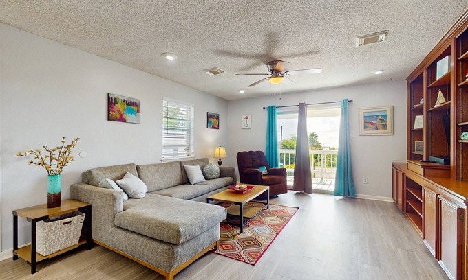 San Leon House | Charming seaside house w/Galveston Bay bay views, fenced yard - Dog Friendly