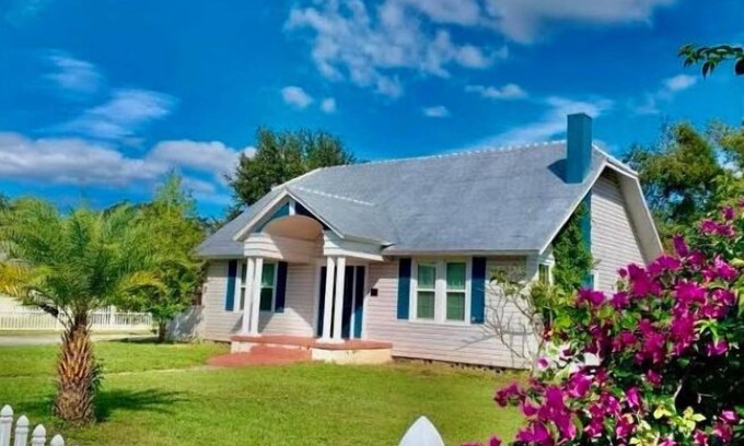 Sebring Cottage | Charming Sebring Historic Registry Home Near Circle and Across from Lake Jackson