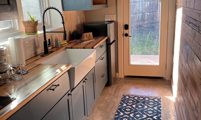 Rio Robles Apartment | Charming studio in marvelous Austin with WiFi, TV, pickleball and lake access