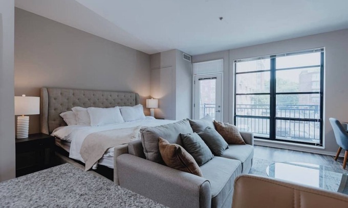 DeBaliviere Place Apartment | Charming Studio King Bed & Pool St Louis