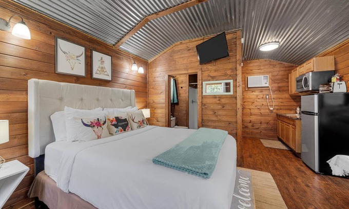 Crawford Cabin | Charming Tiny House Getaway with Pool: 20 minutes from Baylor and Magnolia!