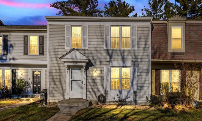 Germantown House | Charming Townhouse in Germantown, MD - Sleeps 10