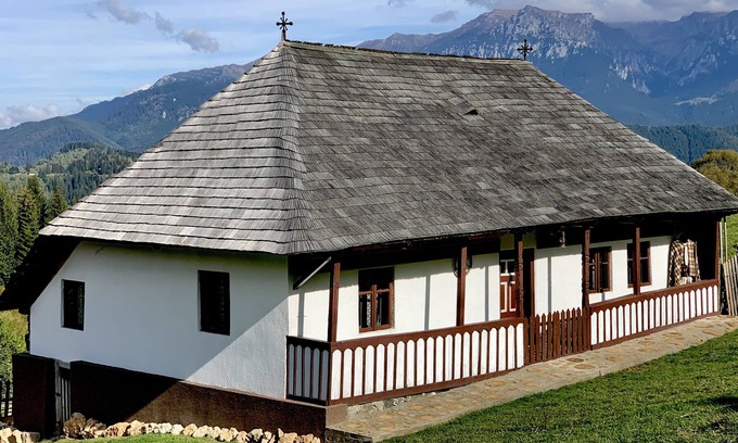 Fundata Cottage | Charming traditional house in a pristine location