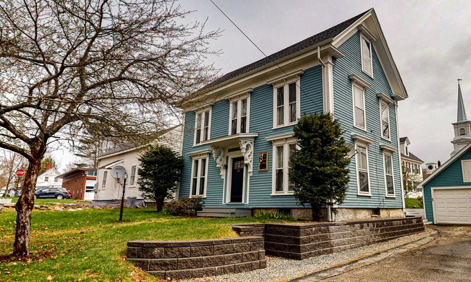 Bucksport House | Charming upstairs duplex with fast WiFi, partial AC, & walkable location