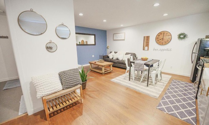 Valley Village House | Charming Valley Village Guesthouse Permit # HSR two three zero zero 2794