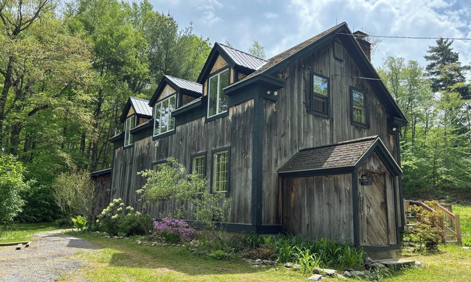 Arlington House | Charming Vermont Retreat with Mountain Views and Ski Proximity. Pet-Friendly!