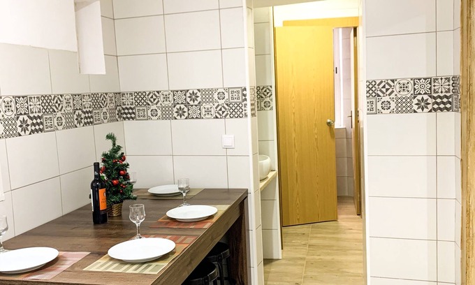 Mouraria House | Charming Vintage 3-Bedroom Retreat in Downtown Lisbon – Sleeps 8!