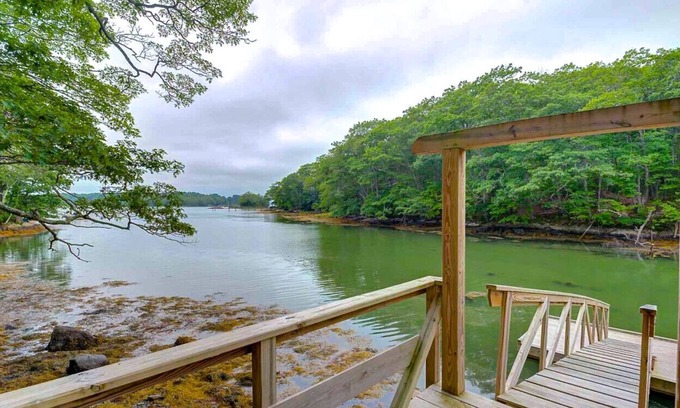 Isle of Springs House | Charming Waterfront Cottage