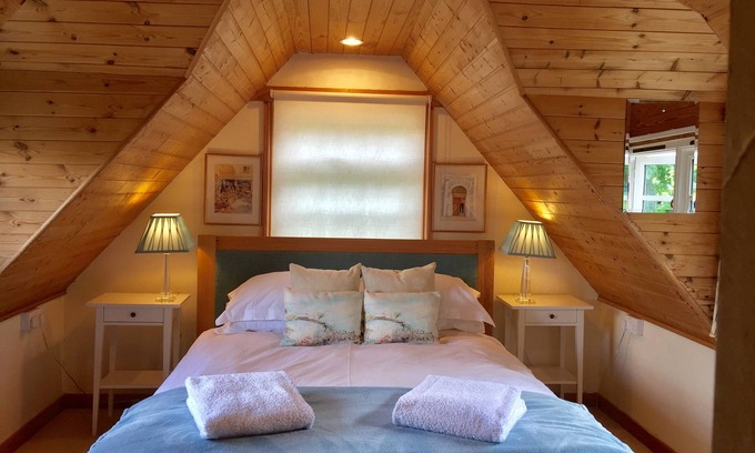 Axminster Cottage | Charming Well Equipped Lodge by the Beautiful River Yarty