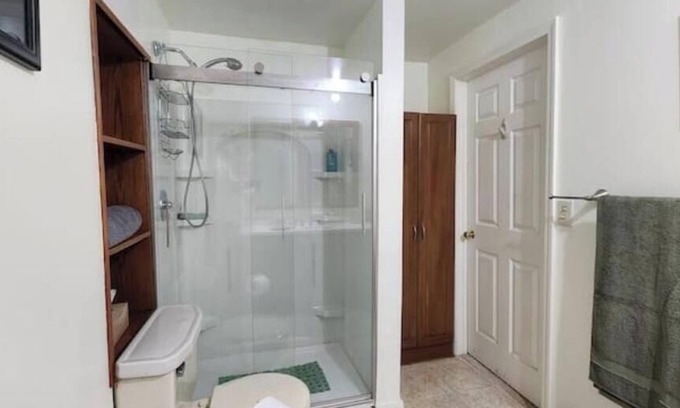 Anderson Township Apartment | Charming1-bedroom apartment w/AC, WiFi in upscale east-side neighborhood