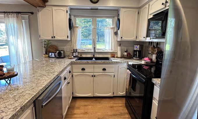 St. Clair House | Charming3bdrm cottage near town saint Clair river 194 close to the airport