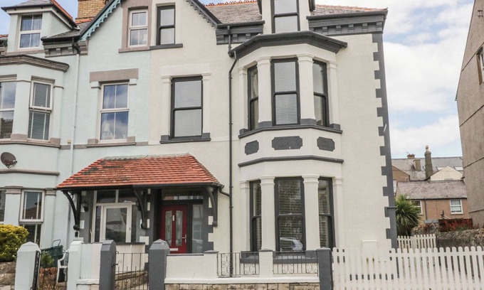 Llandudno House | CHARNWOOD VILLA, family friendly, with a garden in Llandudno