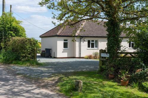 Kenilworth House | Chase Lodge, Kenilworth, Family Sized Cottage With free Wifi