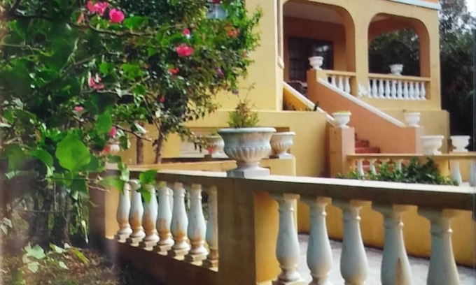 Smith's House | Chateau Getaway Bermy Style -SLEEPS 4- 2 Bed1 Bath