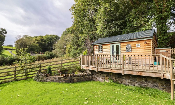 Caersws Cottage | CHATEAU PETIT, pet friendly, with a garden in Trefeglwys