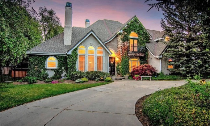 Holladay House | Chateau Woodlands in Salt Lake with Guesthouse and Hot Tub