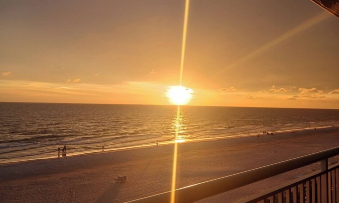 Indian Shores Condo | Chateaux 402 - GULF FRONT Condo - Vacation Dreams