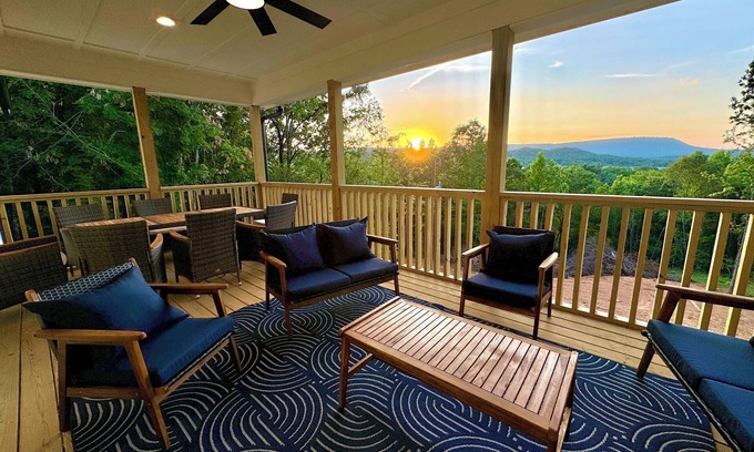 Rossville Apartment | Chatt Vistas-2bd2ba-Views of Lookout-Patio-5min2TN-Sleeps6+