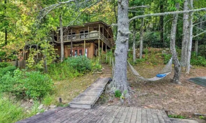 Mountain Rest House | Chattooga Lakefront Cabin w/Hot Tub + Pvt. Dock!