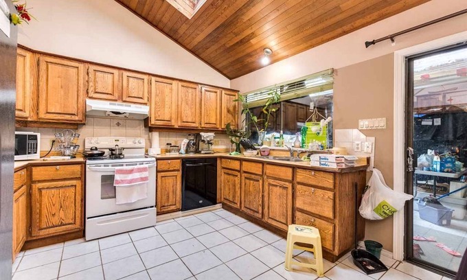 Fleetwood House | Cheap n Cozy Room in Surrey- Year End Sale