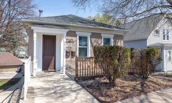 Dubuque Apartment | Check It Out! Great Location Large Priv w/Parking