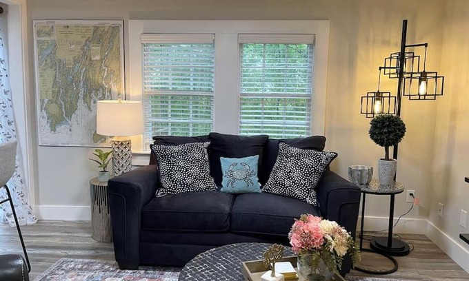 Edgecomb House | Cheerful 1 Bedroom Cottage Close to Everything 5