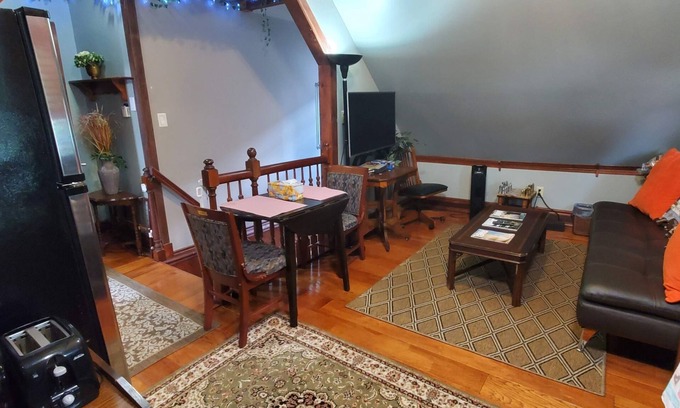 Near Eastside House | Cheerful 1 Bedroom Loft with On-site Parking