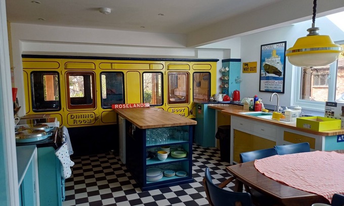 Portesham Cottage | Cheerful 1960s cottage with railway carriage near Jurassic Coast, West Dorset